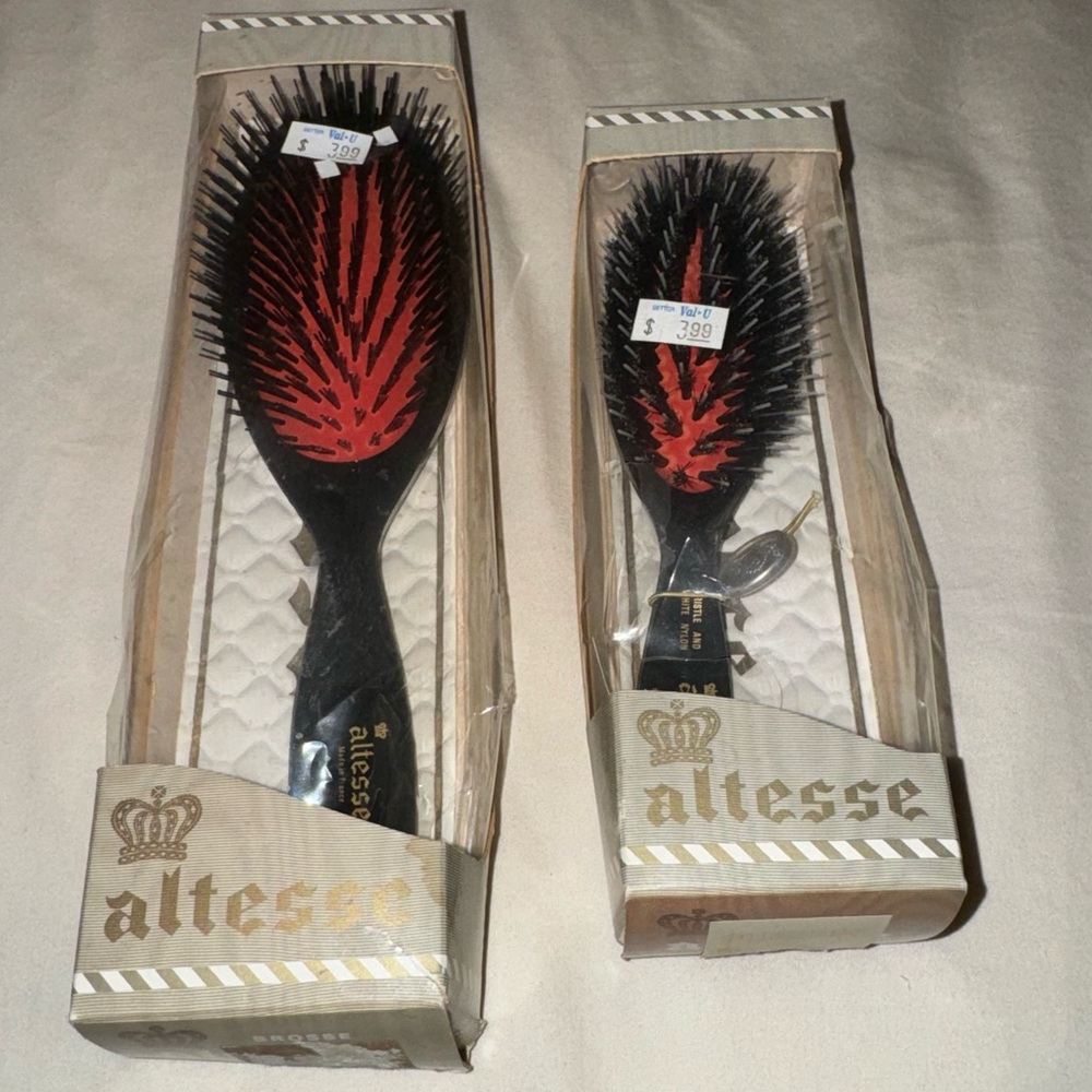 1 BRAND NEW VINTAGE HAIR BRUSHE LARGER SIZED ONE IS AVAILABLE
